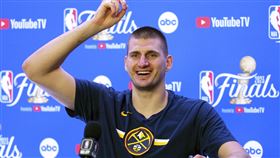 ▲金塊約基奇（Nikola Jokic）奪冠後拿下FMVP受訪。（資料圖／美聯社／達志影像）