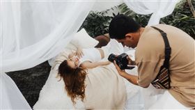 金門某所國中爆發代課男老師強迫女學生「不穿內褲」拍攝性感照離譜事件，縣教育處原要求校方在2個月內完成調查報告，因被害人陸續增加至超過20人以上，故無法依原預定期限完成調查，校方已依性平法規定申請調查時間展延一個月，而該名涉案男師已遭停聘，且被警方依涉嫌性剝削移送法辦。