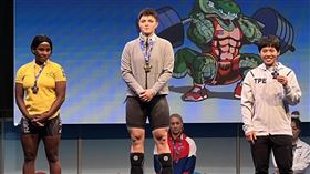 洪萬庭古巴舉重大獎賽挺舉摘銅台灣舉重女將洪萬庭（右）14日在古巴舉重大獎賽女子64公斤級抓舉、總和各85公斤、196公斤，靠著挺舉111公斤摘銅，復出首場賽事就有獎牌入袋。（林敬能提供）中央社記者黃巧雯傳真  112年6月14日