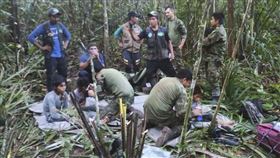 哥倫比亞，墜機，4位姊弟幸運生還，亞馬遜叢林，媽媽死前叮嚀：快離開。（圖／美聯社／達志影像）