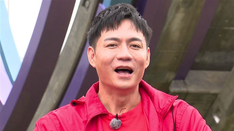 陳隨意才傳離婚！緊黏師妹手心貼手心