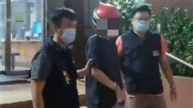 新竹一名朱姓男子2021年9月5日將母親殺害後，將遺體分屍成四袋丟在社區垃圾子母車內，警方發現朱男家中有大量血跡，朱男卻辯稱是「殺大豬」所留一審朱男被重判無期徒刑；高等法院今天（14日）二審，朱男帶著27本手抄經書出庭，請求輕判，但仍被判處無期徒刑，他疑因不滿當庭對法官飆罵「法官壞壞！」甚至起身叫囂「我不服、我不服」，最後被法警押上囚車還押。