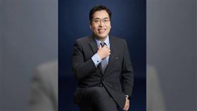 行銷講師權自強20年前曾協助胞兄販售未成年少女遭性侵的影片，當時僅得緩刑3年，此判決如今也被挖了出來。（圖／翻攝畫面）