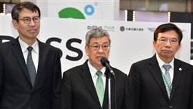 行政院長陳建仁今（14）日下午出席「TPASS行政院通勤月票啟動記者會」。（圖／行政院提供)