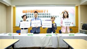 台癌基金會副執行長蔡麗娟、台灣教授協會理事招名威、台灣營養基金會董事長黃青真、全國醫師醫療產業工會理事長吳欣岱（左至右）今共同呼籲，政府應加速推動「癌症防治法」修法。（圖／台癌提供）