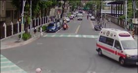 板橋運動中心林姓男子打桌球撞到柱子，緊急送醫救回一命。（圖／翻攝畫面）