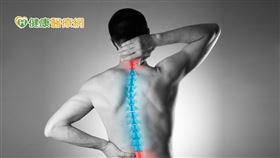 科技時代長時間低頭成常態，導致頸椎病變。年輕人需考慮手術治療，不再只是老年人問題。