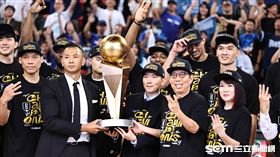 ▲臺北富邦勇士拿下PLG第3季總冠軍，完成3連冠！全隊和冠軍獎盃合影。（圖／記者劉彥池攝影）