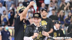 ▲臺北富邦勇士拿下PLG第3季總冠軍，完成3連冠！總教練許晉哲發表感言被林志傑潑水。（圖／記者劉彥池攝影）