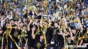 ▲臺北富邦勇士拿下PLG第3季總冠軍，完成3連冠！全隊和冠軍獎盃合影。（圖／記者劉彥池攝影）