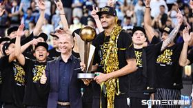 ▲臺北富邦勇士拿下PLG第3季總冠軍，完成3連冠！洋將強森拿下FMVP。（圖／記者劉彥池攝影）