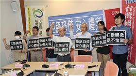 警闖教堂查失聯移工  民團控侵犯人權及宗教自由天主教新竹教區越南移工移民辦公室等團體14日在立法院舉行記者會，控訴新北市警察局日前直接闖入教堂查緝失聯移工，讓現場與會者感到恐慌，涉及侵犯宗教自由與人權。中央社記者張皓安攝  112年6月14日