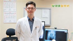 黃贊文部長提醒，嚴重骨鬆患者，應該優先使用促骨生成劑，快速拉高骨密度，改善骨頭品質，減少骨折發生風險，也能增加骨癒合改善背部疼痛，改善生活品質。