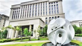 林姓詐騙集團車手疑私吞500萬贓款後躲到桃園一間旅館，不料仍被其他詐團成員找到人，日前（8日）林男被押到高雄鳥松一處鐵皮工廠虐打致死，因參與此事的一名詐團成員主動投案，全案才因此曝光，桃園檢警陸續逮捕4名嫌犯，其中2人涉已被聲押，警方將持續追緝其他共犯。