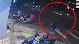 台中市北區，進化路與富強街，機車左轉，ＢＭＷ追撞，騎士死亡(圖／翻攝畫面)