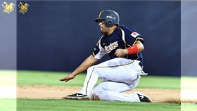 ▲外籍捕手福來喜嘗試盜壘失敗，教頭彭政閔說：忽略自己腳程。（圖／翻攝自兄弟Fans Club臉書）