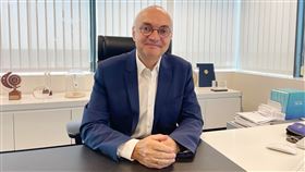 imec執行長范登霍夫范登霍夫認為，台灣在全球晶片產業的地位，不會因為美、歐、日等力拚晶片在地製造而被改變，因為在台灣已形成強大的群聚效應，不必擔心一小塊產能移到台灣之外。中央社記者田習如魯汶攝  112年6月15日