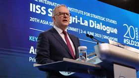 澳洲總理：若以武力片面改變現狀 風險遠高過好處「香格里拉對話」亞洲安全會議2日在新加坡登場，澳洲總理艾班尼斯在開幕晚宴發表演講表示，若企圖以武力片面改變現狀，衝突的風險遠高於任何可能的好處。中央社記者侯姿瑩新加坡攝 112年6月2日 