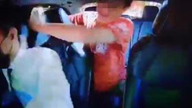 基隆一名王姓男子日前搭乘計程車時，疑因喝醉酒在車上尿失禁，司機要求他付1500元清潔費，不料王男竟惱羞成怒，不斷怒罵髒話，甚至動手揮拳攻擊司機，司機不甘被打報警，警方已將王男依傷害及毀損罪嫌送辦。司機也將相關畫面上傳至臉書「爆料公社」，引起網友熱議。