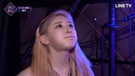 《QUEENDOM PUZZLE》前IZ_ONE成員李彩演不滿意自己的演出，在後台氣到說不出話。（圖／LINE TV提供）