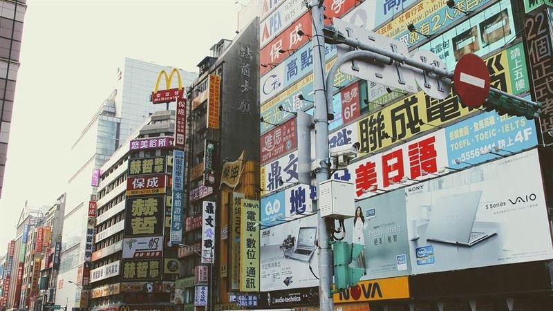沒錢吃飯舉手?下秒補教師發錢…全班樂瘋