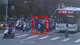 視障,新北,板橋,市府,攙扶,過馬路,斑馬線,行人地獄