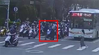 視障者險陷車陣　騎士下車攙扶10萬人按讚