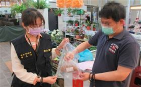 端午節將至，新北市衛生局針對粽子禮盒及粽子、鹼粽、醬料（辣椒醬、甜辣醬、醬油）及常用食材餡料進行抽檢，總計抽驗115件產品，其中有2件「鹼粽」因添加硼酸列不合格，已命業者將其下架、回收，並依《食品安全衛生管理法》處辦或移請所轄衛生局辦理。