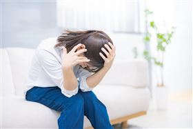 台中一名女大生2020年間到賴姓學弟家喝酒，因不勝酒力喝醉昏睡，賴男竟趁機偷拍多張學姊的露臉、露點照，1年後還向吳姓學弟兜售不雅照，並稱「願不願意花錢買認識的人裸照，你一定認識的某個女生」、「有D的水準」，吳男轉告女大生揭發此事，女大生因此提告，台中地院依法判處賴男7月徒刑，得易科罰金21萬元，可上訴。