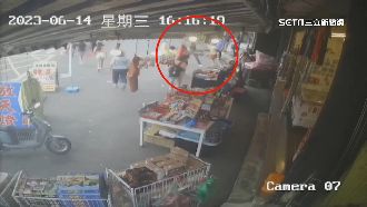 開車進老街爆衝突！導遊勸駕駛倒車遭飛踢