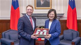 蔡英文接見「美國智庫『保衛民主基金會』（FDD）軍事安全專家交流團」、「保衛民主基金會」中國計畫主席博明（Matt Pottinger）（圖／總統府提供）