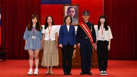 警政署今天頒發全國模範警察，總統蔡英文及行政院長陳建仁出席頒獎。（圖／記者李依璇攝影）