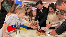 吳釗燮與烏克蘭兒童切蛋糕外交部長吳釗燮（中間著西裝者）與志工及孩童共切繪有中華民國、捷克、烏克蘭三國國旗的蛋糕。（外交部提供）中央社記者黃雅詩傳真  112年6月15日