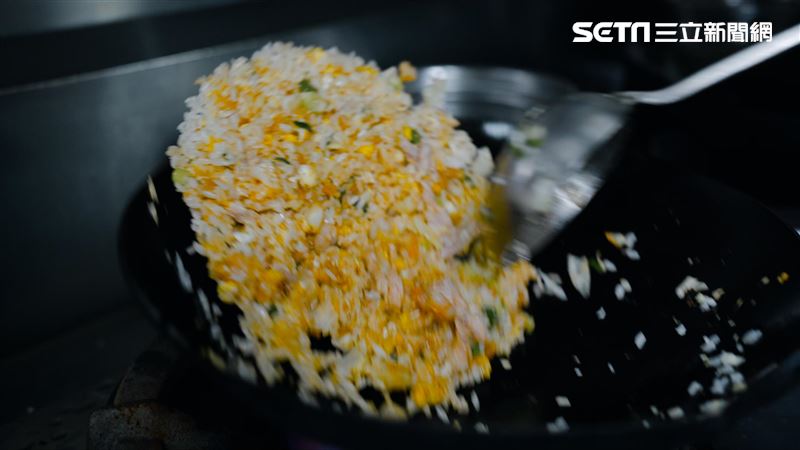 隔夜飯做成炒飯…男吃完休克送加護病房