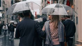 一名網友表示，最近觀看實拍的東京街景影片，發現日本人似乎偏好透明傘，與台灣路上常見的各式花色傘形成鮮明對比，他對此不禁疑惑，「這是約定俗成的規則嗎？」其他網友則紛紛解惑，指出原因不外乎是經常走路，撐透明傘才不會擋到視線。另外，也有人表示，或許是和當地民眾的服裝搭配有關。