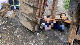 台北南港一輛推土機翻覆，陳姓駕駛遭重壓身亡。（圖／翻攝畫面）