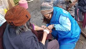 護理師「找人」追蹤，蹲在路邊也可以抽血.。（圖／馬偕提供）