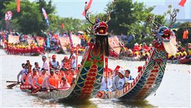端午將至  浙江瑞安禁止民間划龍舟端午佳節將至，中國多地民眾準備賽龍舟之際，浙江省瑞安市警方11日通報，2名村民因為擅自組織進行民間划龍舟，遭到行政拘留的處罰。消息一出，引發輿論批評。圖為6月12日，福建省莆田市舉辦「爬龍船」民俗競渡活動。（中新社提供）中央社  112年6月15日