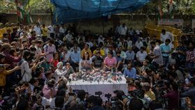 印度女性角力選手在新德里靜坐抗議，要求逮捕身兼印度角力協會主席及執政印度人民黨國會議員的辛赫。（圖／路透社／達志影像）