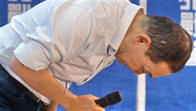 戰警挺侯影片發布  侯友宜出席（2）國民黨總統參選人侯友宜15日在新北市板橋區出席「戰警挺侯」影片發布會，向與會退休警察們鞠躬致意。侯友宜表示，所有的成就是相挺的警察同僚共同造就，他只是代表站上舞台參選總統。中央社記者黃旭昇新北市攝  112年6月15日