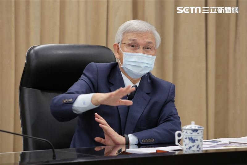 中央銀行總裁楊金龍宣布不升息，GDP預測值為1.72%。（圖／記者楊澍攝影）