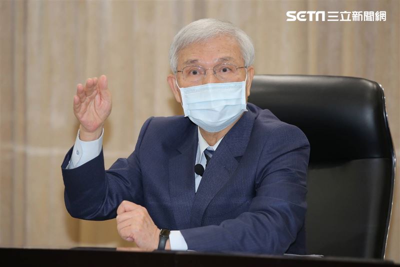 中央銀行總裁楊金龍宣布不升息，GDP預測值為1.72%。（圖／記者楊澍攝影）