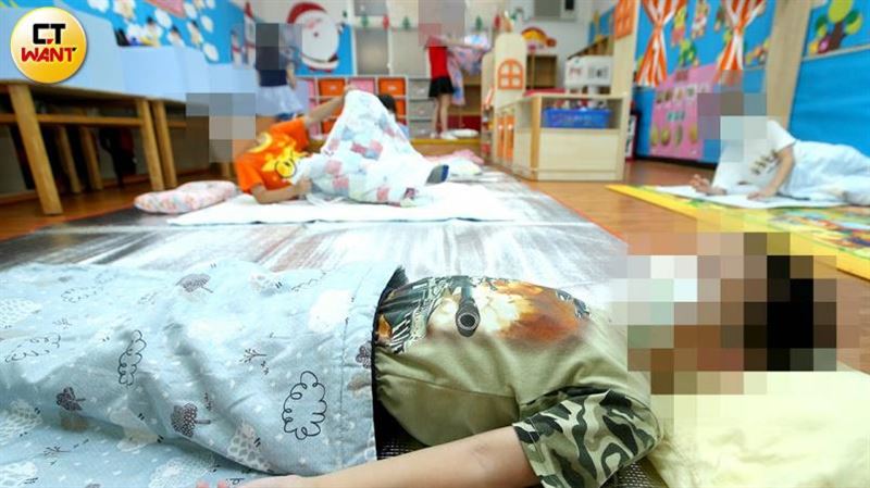 強逼學童午睡！老師竟「用膠帶捆3歲童」