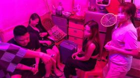 基隆市警方前天（14日）晚間前往「鐵支路」取締色情，由20歲的年輕警員喬裝嫖客，一舉逮獲3名「假觀光真賣淫」的越南籍女子、負責拉客的林姓男子，訊後將林男依妨害風化罪嫌法辦，3名越籍女子則移請移民署基隆專勤隊協助遣返出境。