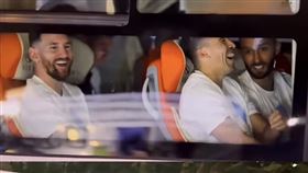 ▲梅西（Lionel Messi）從疑惑轉為開懷大笑。（圖／翻攝自微博）