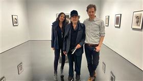 艾爾帕西諾（中）「爺孫戀」更猛，與女友努爾阿爾法拉（左）相差53歲。（圖／翻攝自Noor Alfallah IG）