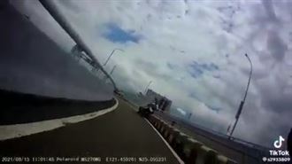「8+9不戴帽」高架橋上狂飆　一過彎GG了