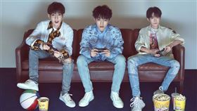 ▲TFBOYS成員王俊凱（中）、王源（左）和易烊千璽（右）三人從成年單飛不解散行動後，已經3年沒有合體。（圖／翻攝自TFBOYS微博）