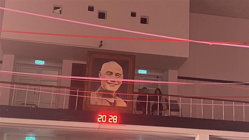 政大將移除四維堂蔣中正遺像！站牌也改名