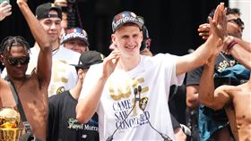 ▲約基奇（Nikola Jokic）放棄回家的念頭，還是參加冠軍遊行。（圖／路透社／達志影像）
